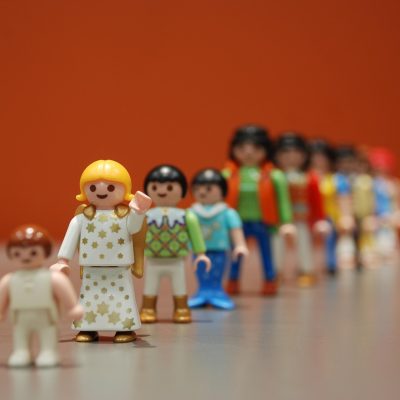 内容负责人陈默在电脑前逐条核对黄金价格公开数据，桌面摊开多份打印稿，神情专注