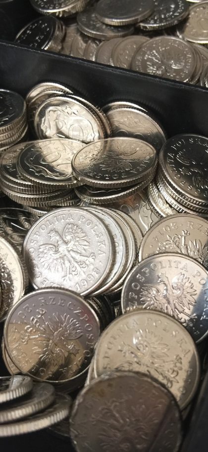 黄金价格 App 历史价格查询界面截图，按品牌与时间段筛选的结果列表，每行显示日期与价格